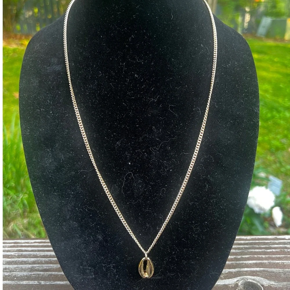 Vintage Gold Tone Cowrie Shell Pendant‎ Curb Chain Necklace Beachy Coastal Boho